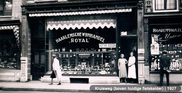 Wijnhandel van Balen op Stationsplein te Haarlem in 1927. 
