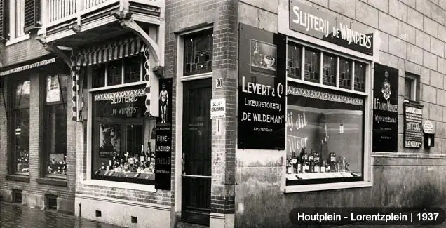 Wijnhandel van Balen op de hoek Houtplein en Lorentzplein te Haarlem in 1937. 
